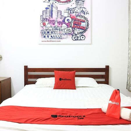 Отель Reddoorz Near Gia Dinh International Hospital Хошимин Экстерьер фото