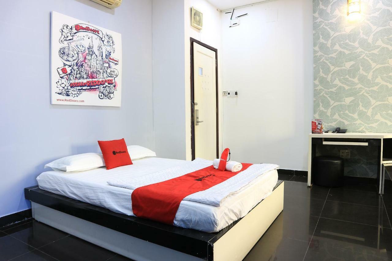 Отель Reddoorz Near Gia Dinh International Hospital Хошимин Экстерьер фото