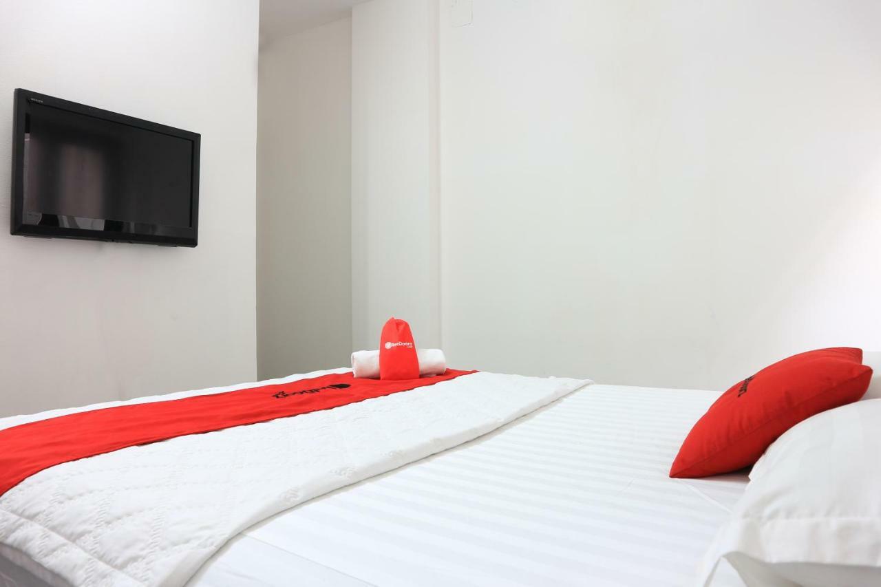 Отель Reddoorz Near Gia Dinh International Hospital Хошимин Экстерьер фото